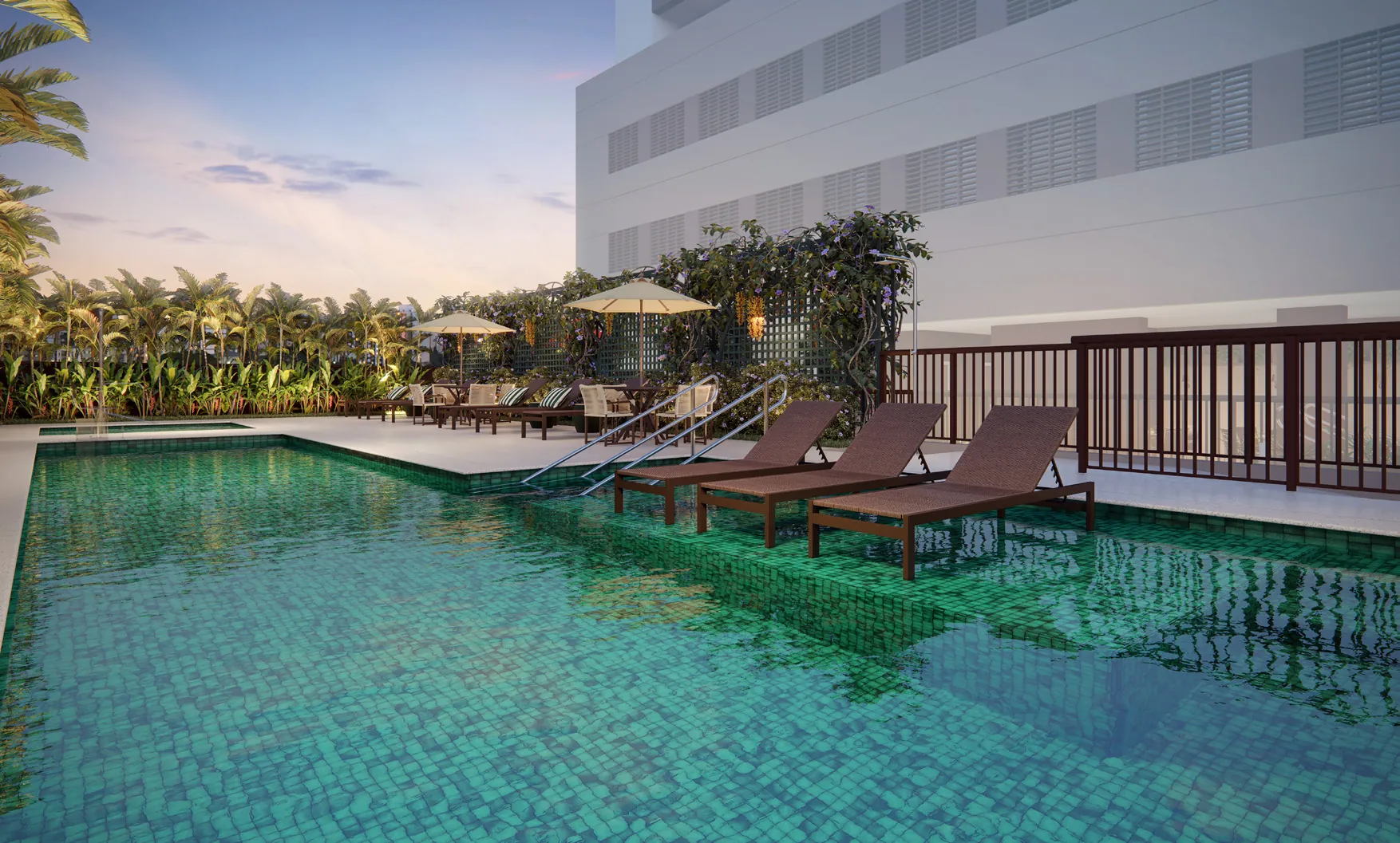 Piscina com borda em mosaico verde, espreguiçadeiras e jardim